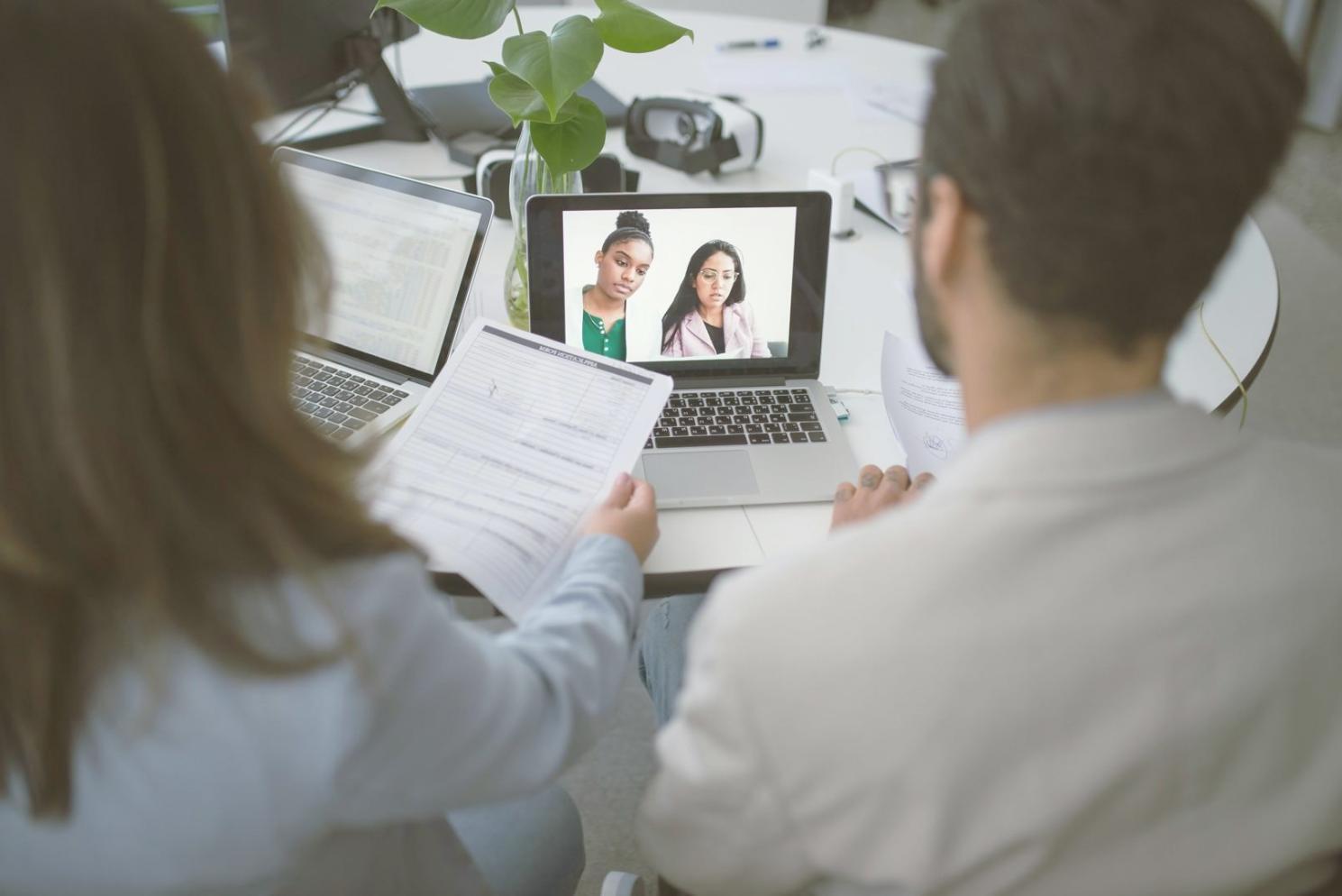 Instructor explaining market analysis techniques to engaged students